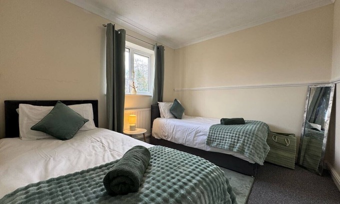 Swindon Casa | Olive House Long Stay Discounts Sleeps 8 Parking
