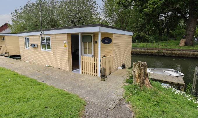 Stalham Cabaña | OLIVE, pet friendly, with a garden in Stalham