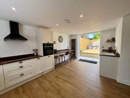 Brighton Casa | Olive Tree Brighton-Bright & Spacious 4 bedroom home with Garden & Free parking