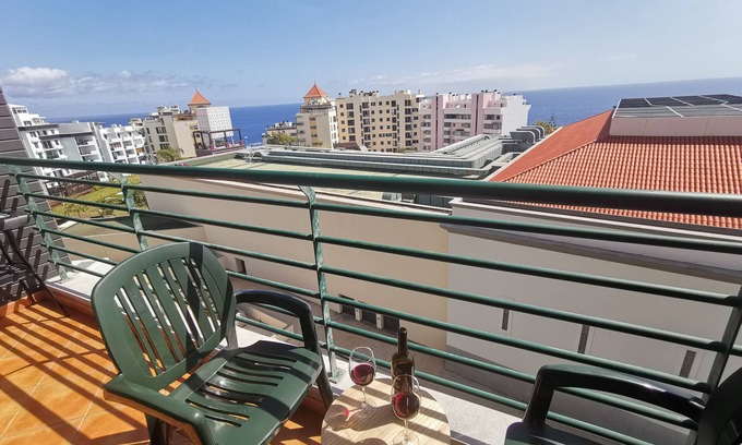 Funchal Apartamento | Oliveira's Atlantic View - 2 bed apt Sleeps 6