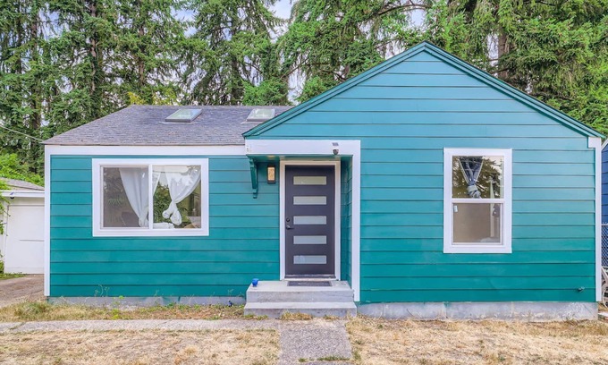 Olympic Hills Casa | Olympic Hills 2BR Home w/Huge Yard + Tiki Bar