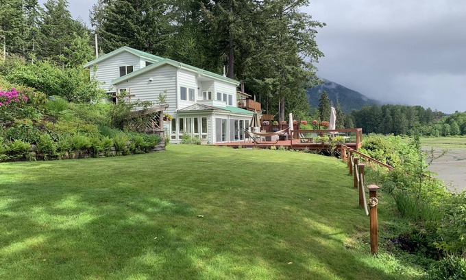 Brinnon Casa | RARE GEM directo frente al mar en Hood Canal, Mts olímpico / Vida silvestre desde todas las vistas