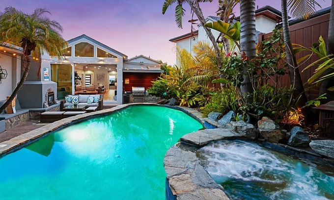Middletown Casa | OMG!! A BLUE LAGOON IN THE ♥ OF THE CITY? POOL, GAME ROOM, VIEWS, LUXURY