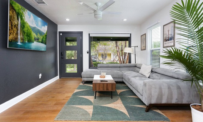 Tobin Hill Casa | OMG! Private Pool and Hot Tub Paradise! * 4/3 Beautiful Entire House * The Pearl & Downtown Attract