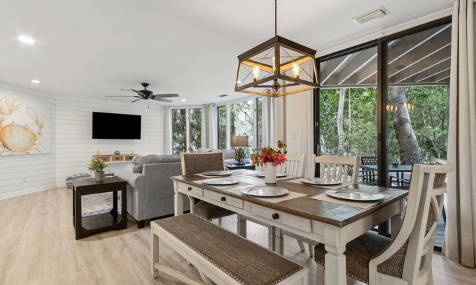 Fernandina Beach Condominio | Omni AIP Poolside One-Story Villa, 8-Min Walk to Beach, Wagon & Chairs Included!