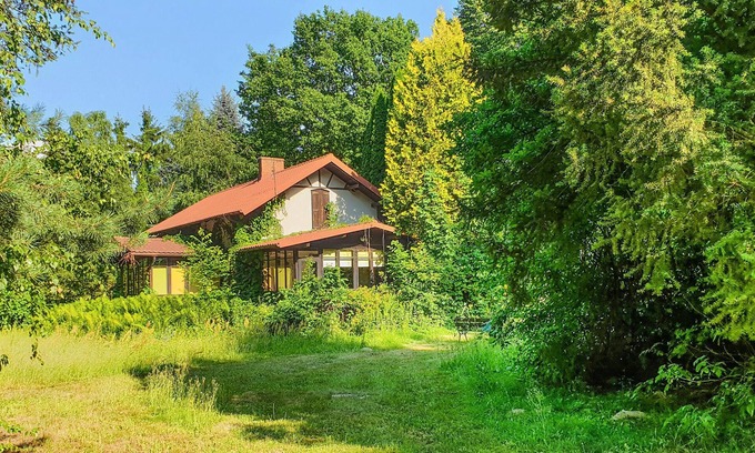 Czerwinsk nad Wisła Casa | On a natural property this charming vacation home near the Vistula welcomes you.