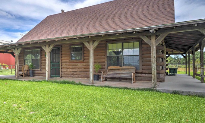 Carmine Cabina | Carmine Log Cabin w / Porch en 60-Acre Farm!