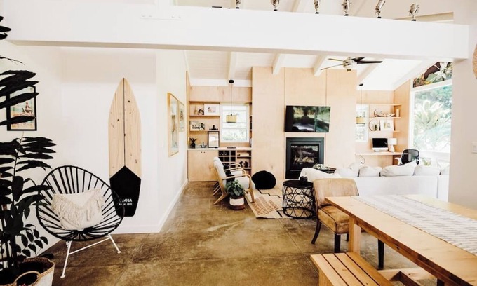 Princeville Casa | On Golf Course, Cedar Hot Tub, Walk to Beach, Market, Trails! BOHO Modern