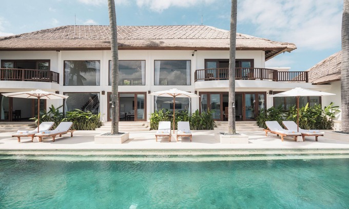 Candi Dasa Villa | De vacaciones en una villa contemporánea pies en el agua en el hogar.