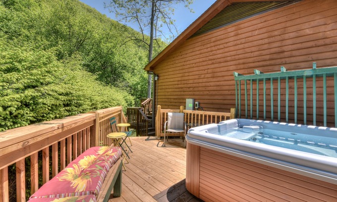 Maggie Valley Cabina | Por Jonathan Creek! ¡Orientado a la familia! Perros Pequeños aceptadas! Cerca de todo!