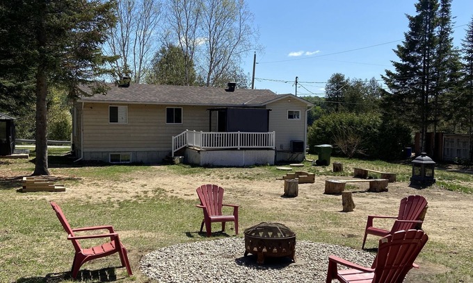 Bowman Cabaña | On La Lièvre river - Lovely cottage with private beach, pet friendly and Wi-Fi!