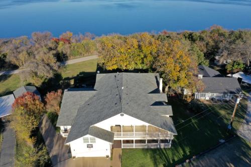 Lake Whitney Casa | On Lake Retreats Family Gatherings Game Room Pets