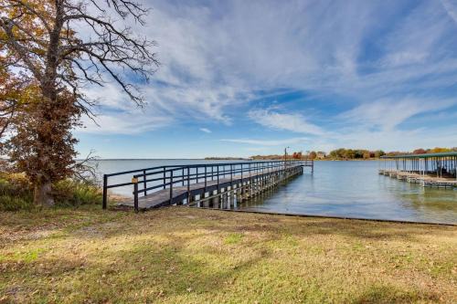 Cayuga Apartamento | On-Site Boat Ramp Pet-Friendly Kerens Studio!