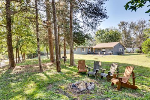 Royal Casa | On-Site Creek and Spacious Yard Family Gem in Royal