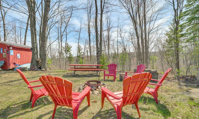 West Branch Cabina | On-Site Hiking: Family Escape in Northern Michigan