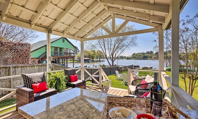 Willis Cabina | On-Site Lake Conroe Access - Updated Cabin Rental