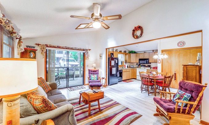 Newland Cabina | On-Site Lake & Pool Access: Cabin in Newland!