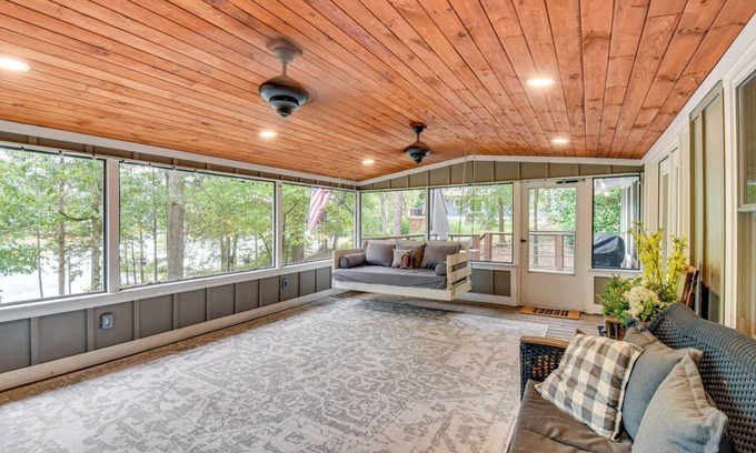 Reed Creek Cabaña | On-Site River Access: Hartwell Getaway w/ Deck!