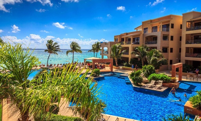 Playa del Carmen Cabaña | En la playa - Condominio de 2 habitaciones en El Faro por BRIC Vacation Rentals