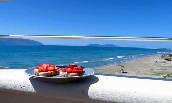 Vlore Apartamento | En la playa (literalmente) elegante AP con P gratis