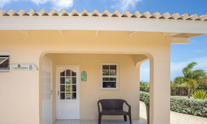 Santa Catharina Casa | On the beautiful island of Curacao, surrounded by turquoise waters and lush tropical surroundings, there is an enchanting home that offers the perfect vacation retreat for 4 people.