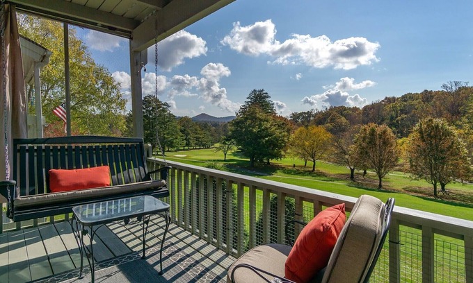 Spruce Pine Condominio | ON the Golf Course, Views, Explore the Blue Ridge Mountains!