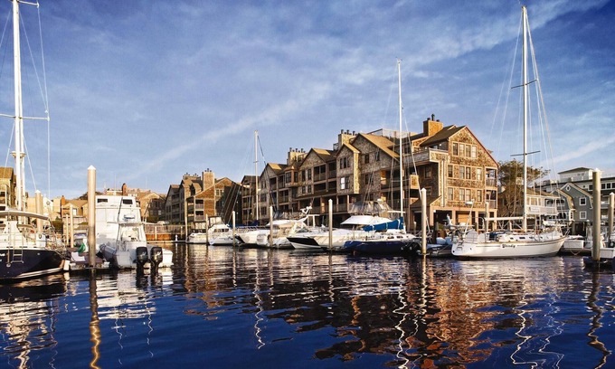 Historic Hill Condominio | On the harbor, perfect for mansions, cliff walk, shopping, nightlife, mansions
