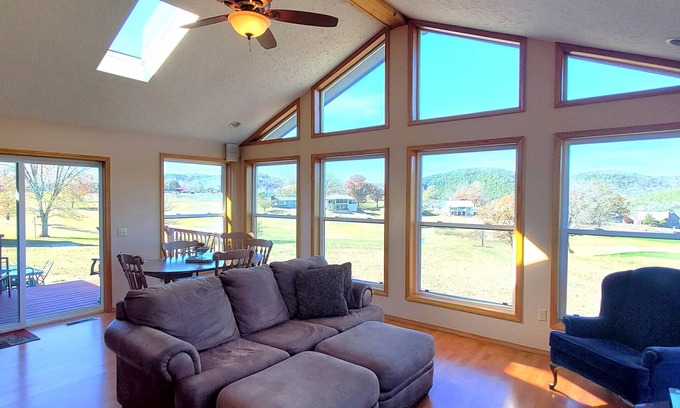 Eureka Springs Casa | ON THE ISLAND CLOSE TO RECREATION CENTER!