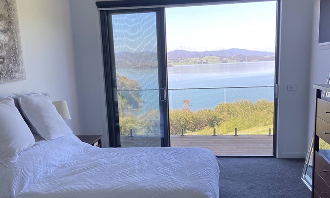 Lake Eildon Casa | On the Lake Goughs Bay Relax in the spa and watch fun on the lake.