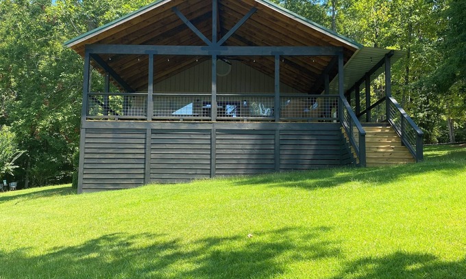 Dadeville Cabina | Waterfront cabin on Lake Martin near restaurants, golf and, AU football