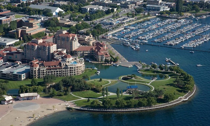 Kelowna Central Business District Condominio | ON THE LAKE-Royal Kelowna Residence Club- Secured Boat Moorage available!