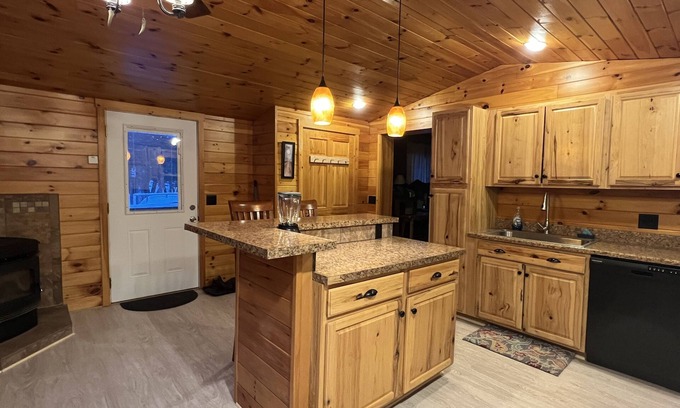 Portage Lake Cabina | On the Lake.