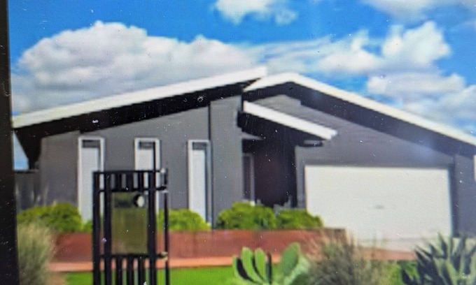 Dubbo Casa | On the Park. 4 Bedroom Home. Metres from parks and shopping centre.