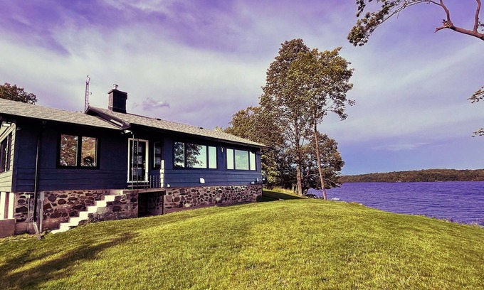 Frontenac Casa | On The Point-Panoramic Waterfront Cottage Rental
