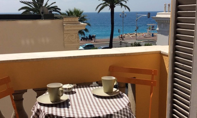 Fabron Apartamento | On the Promenade Des Anglais, beautiful building from 19th