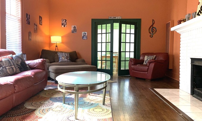 Old Enfield Apartamento | ON THE ROAD AGAIN! CENTRALLY LOCATED NEAR EVERYTHING! FENCED DOGGIE AREA,PARKING