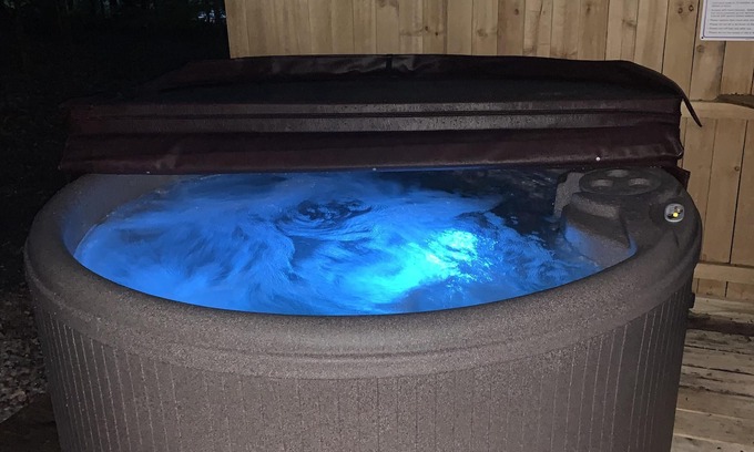 Keslers Cross Lanes Cabina | Cabin with Hot Tub & Pet Friendly