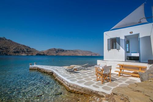 Symi Casa | On The Rocks
