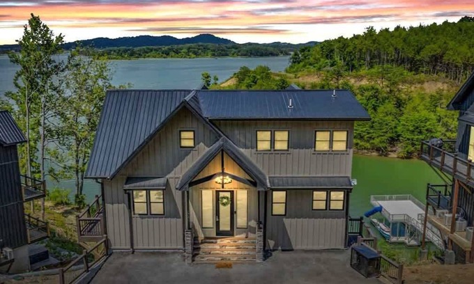Sevierville Cabina | On the Rocks - Pool, Hot Tub and Private Dock!