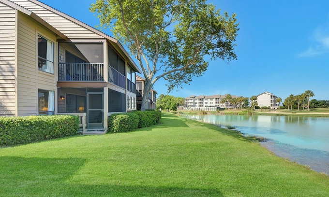 St. Simons Island Condominio | On the Sea Palms golf course and lagoon.