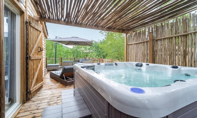 Chalabre Casa | On the shore of two lakes welcomes you this practical wooden chalet with a large terrace.