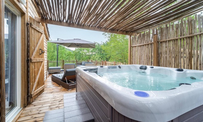 Chalabre Casa | On the shore of two lakes welcomes you this practical wooden chalet with a large terrace.