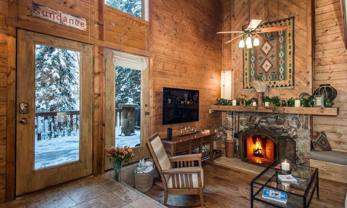 Sundance Cabina | EN LA LÍNEA, PASEO CORTO AL RESORT, TINA CALIENTE, CHIMENEA DE MADERA. Acogedor escondite