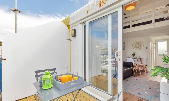 Seafront Apartamento | On the Water 3 Waterside Studio Mezzanine Bedroom Terrace Overlooking the Harbour