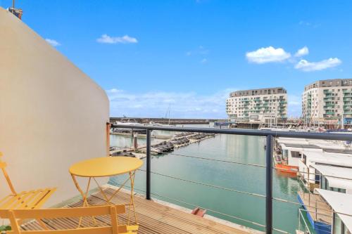 Seafront Apartamento | On the Water 6 with Free Parking By My Getaways