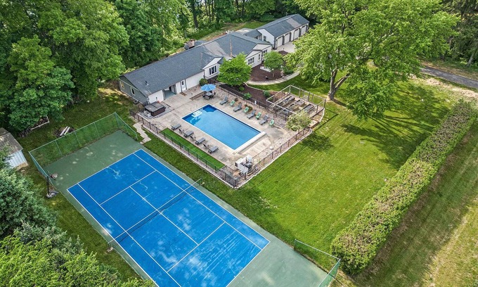 Niles Casa | On the Water, private Pool, large Hot tub, Kayaks, sleeps 16, escape to Michigan