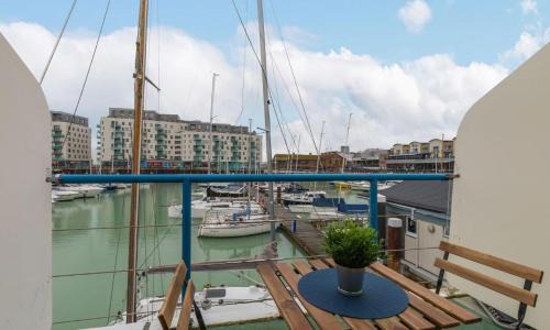 Seafront Apartamento | On the Water with Free Parking - By My Getaways