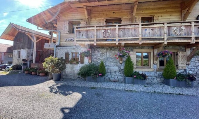 Vailly Chalet De Esquí | On top of the hill