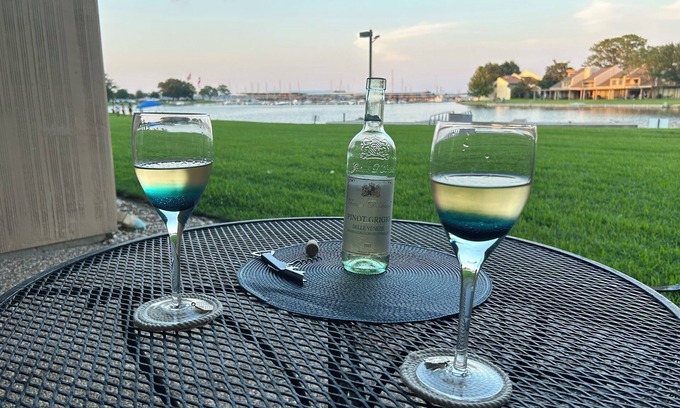 Walden on Lake Conroe Condominio | On Walden Cove, ground floor condo with king bed.