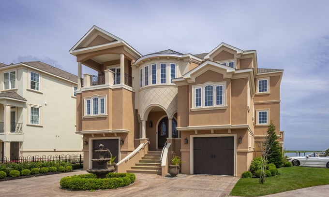 Brigantine Casa | Mansión frente a la bahía (6BD / 7BA) w Ascensor, jacuzzi, enormes cubiertas y sala de juegos